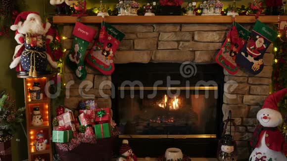 室内圣诞场景与火灾场所视频的预览图