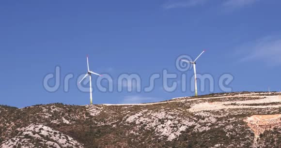 风力涡轮机和高压线视频的预览图