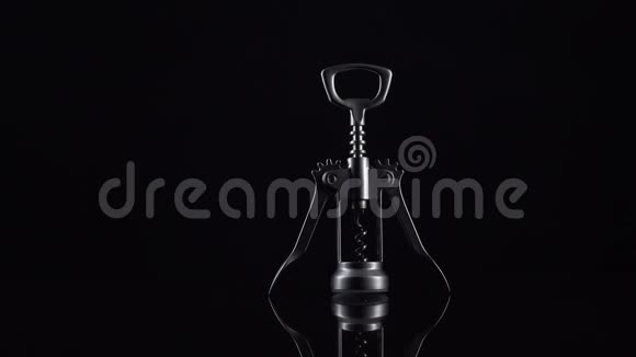 黑色背景上的银色开瓶器带有螺旋的通用闪亮开瓶器工具开启饮料饮料视频的预览图