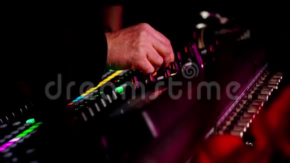 DJ音响控制台用于在迪斯科俱乐部混合舞蹈音乐和笔记本电脑双手触摸按钮滑块关门视频的预览图