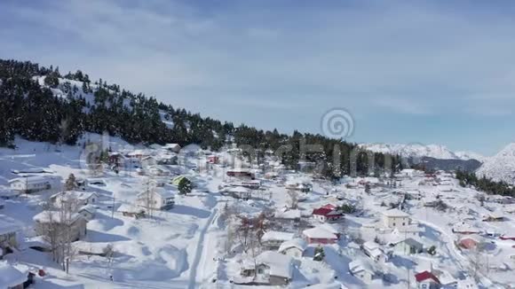 4K空中视频一个村庄和森林在山上覆盖着雪土耳其的金牛山视频的预览图