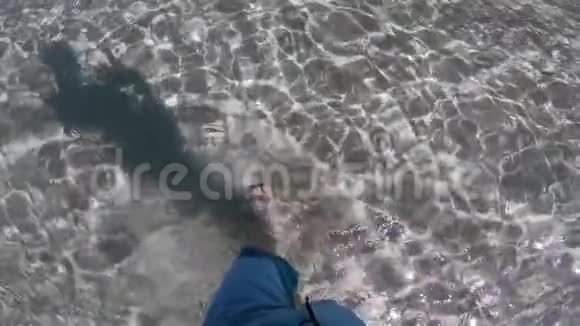 雄脚走在浅晶海水沙滩上放松和幸福的概念视频的预览图