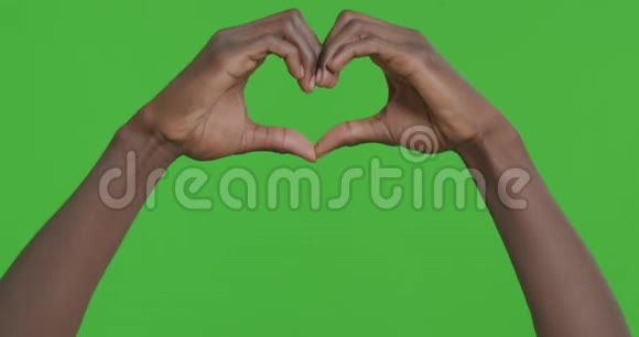 男性双手制作心脏符号与色度的关键背景视频的预览图