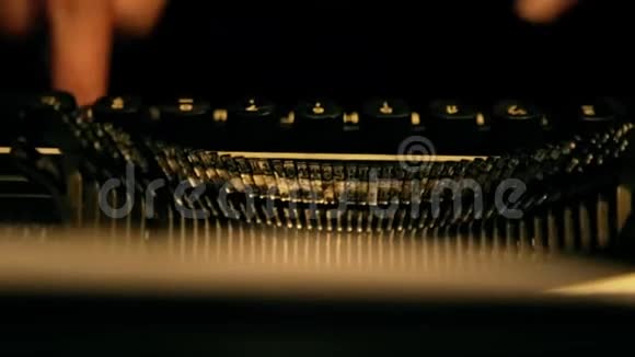 一个人手正在打字机上打字晚上好印支俄罗斯字母表视频的预览图