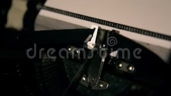一个人手正在打字机上打字晚上好印支俄罗斯字母表视频的预览图