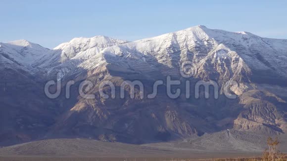 内华达山脉在雪中死亡谷国家公园视频的预览图
