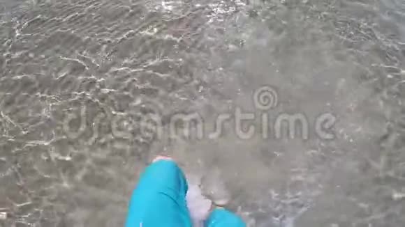 雄脚跑在浅晶海水沙滩上冒险和幸福的概念视频的预览图