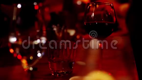 一个经典的酒保把汽酒从一个高杯倒入一个鸡尾酒杯在一个时尚的酒吧内部视频的预览图