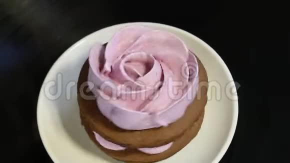 由巧克力面团和蓝莓棉花糖制成的棉花糖三明治以玫瑰的形式出现在刷过的松木板上关闭视频的预览图