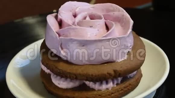 由巧克力面团和蓝莓棉花糖制成的棉花糖三明治以玫瑰的形式出现特写镜头视频的预览图