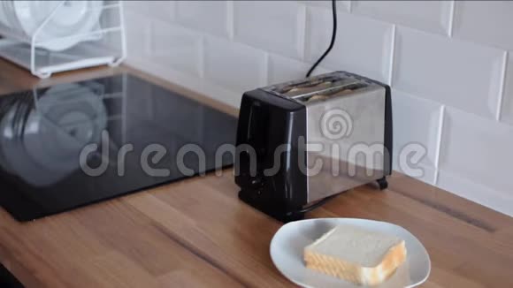 面包从烤面包机上弹出视频的预览图