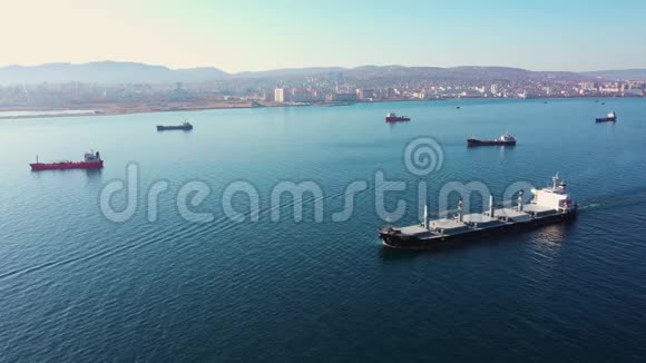 海上超大型货船的鸟瞰图日落时离开港口视频的预览图