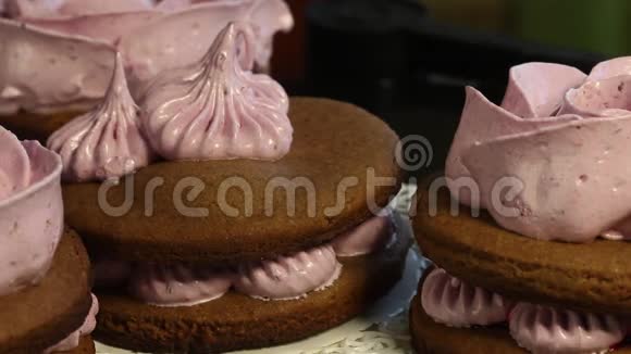 由巧克力面团和蓝莓棉花糖制成的棉花糖三明治以玫瑰的形式出现在摄像机前转弯视频的预览图