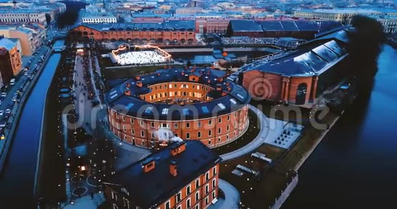 俄罗斯圣彼得堡新荷兰岛古代欧洲砖建筑的空中景观呈圆形视频的预览图