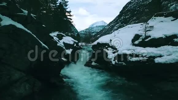 一条溪流一条小瀑布在冬天的风景中在山上瓦尔达尔更多的奥格罗姆斯达尔挪威2019年4视频的预览图