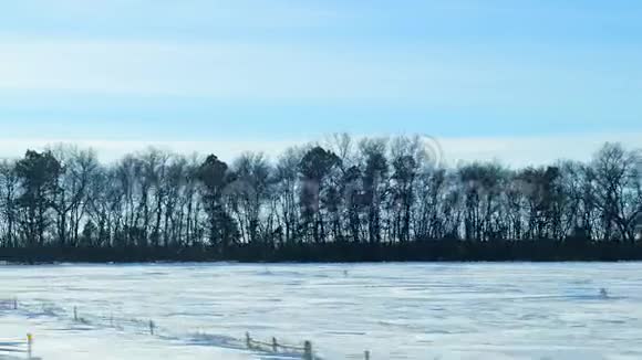 冬季路边景观在南达科他州农村从汽车乘客窗口POV雪覆盖北部平原的场景视频的预览图
