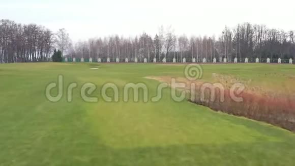 高尔夫球场拥有优质草坪和湖泊梅日高里国家公园从无人机上看视频的预览图