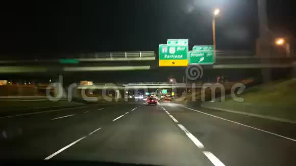 夜间在城市驾驶汽车的POV时间间隔驾驶州际公路视频的预览图