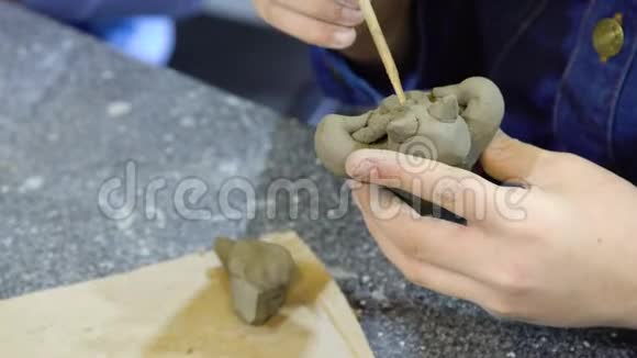 孩子的手雕刻粘土工艺品视频的预览图