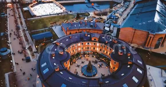 圣彼得堡新荷兰岛鸟瞰古欧洲砖建筑的圆形城市景观视频的预览图