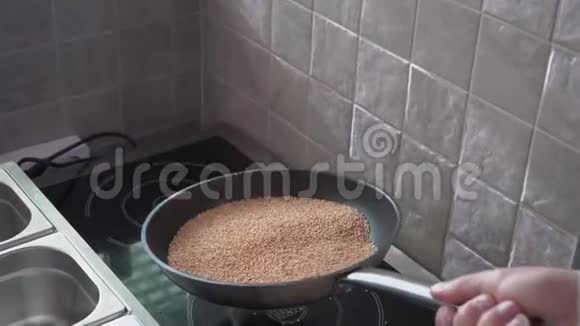 厨师用平底锅烤芝麻把它们混合然后把它们扔掉视频的预览图
