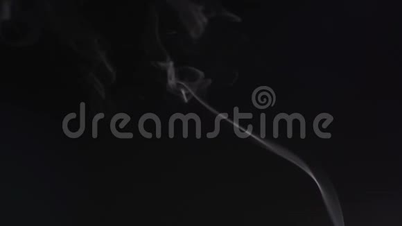 白烟溶解在黑色的孤立背景上蒸汽或雾在空气中缓慢移动视频的预览图