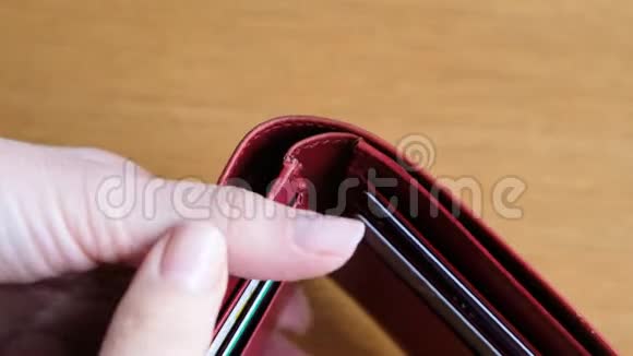 女人拿着几乎空的钱包两欧元视频的预览图
