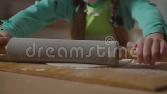 幼儿用擀面杖擀制糕点视频的预览图