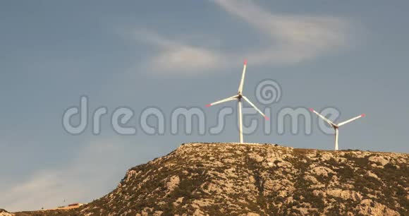 风力涡轮机和高压线视频的预览图