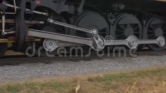 关闭蒸汽机列车驱动轮缓慢移动视频的预览图