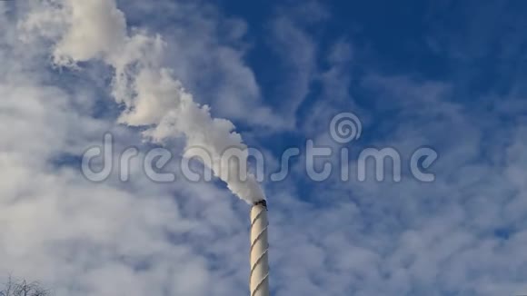 蓝天背景下烟囱冒出的白烟生态和温室效应概念视频的预览图