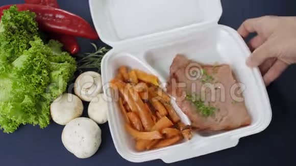 用发泡胶盒包装外卖食品新鲜送货套餐含香牛油和胡萝卜视频的预览图