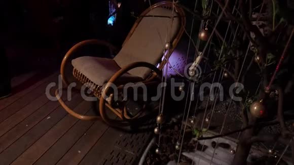 一把摇椅站在明亮的灯光下闪烁的灯光闪烁室内农民住宅黑暗的房间视频的预览图