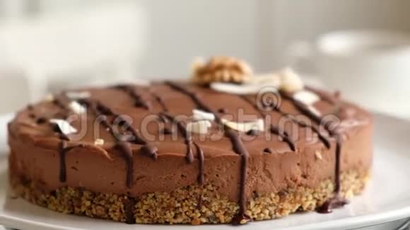 自制巧克力纯素蛋糕旋转健康甜点由椰奶黄油腰果可可核桃视频的预览图