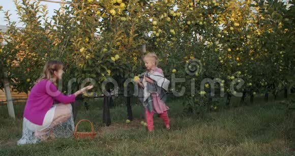 快乐的妈妈和女儿互相扔苹果视频的预览图