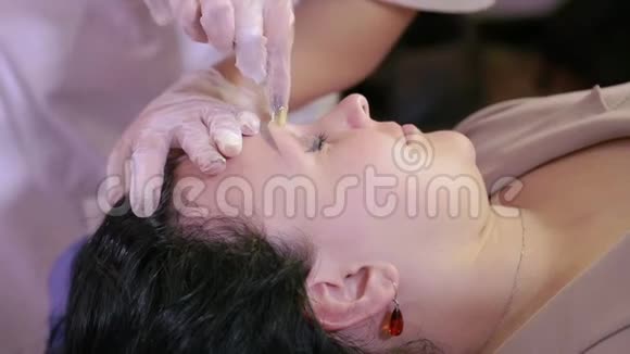 美容师用熔蜡矫正客户眉毛视频的预览图