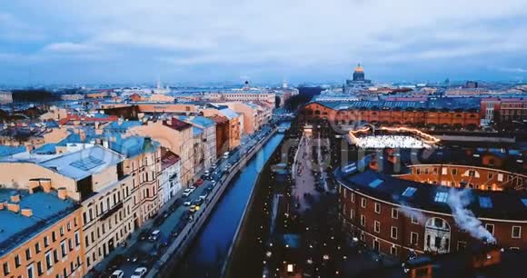 古老的欧洲建筑和复古风格的立面俄罗斯河上的圣彼得堡古老的空中景色视频的预览图