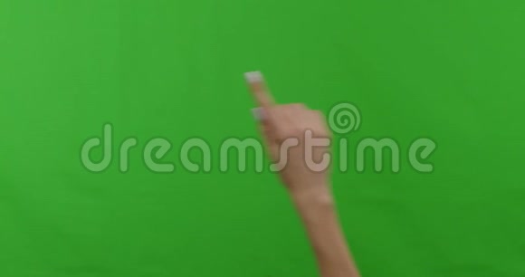 一套不同的多点触摸手势女性手使用触摸屏视频的预览图