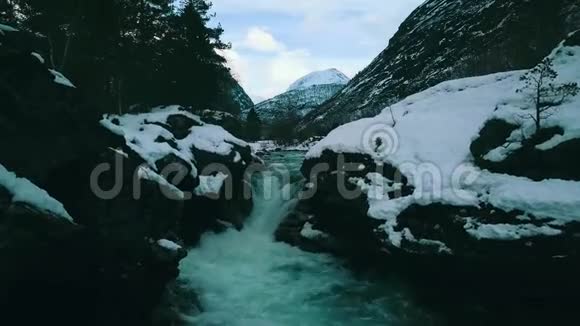 一条溪流一条小瀑布在冬天的风景中在山上瓦尔达尔更多的奥格罗姆斯达尔挪威2019年4视频的预览图