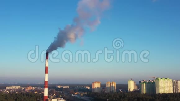 蓝天上烟囱里冒出的工业烟雾视频的预览图