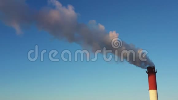 蓝天上烟囱里冒出的工业烟雾视频的预览图