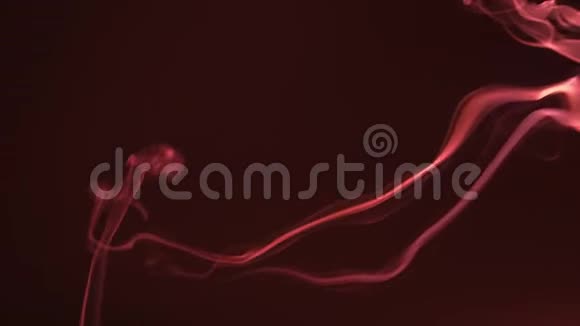 可怕的孤立的红色烟雾在黑暗的背景下猩红雾吸烟的危害抽象勃艮第汽视频的预览图