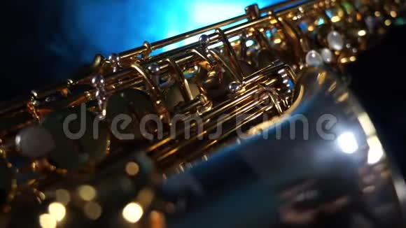 金色闪亮的阿尔托萨克斯管与蓝色烟雾优雅与优雅的概念视频的预览图