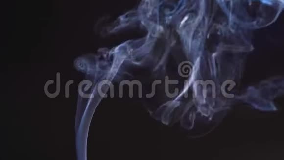 黑色背景上的蓝色孤立烟雾薄雾在上升靛蓝的颜色雾溶解得很好视频的预览图