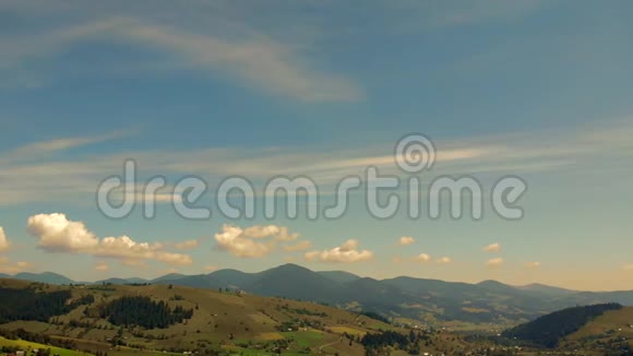 夏季美丽的乡村和山景视频的预览图