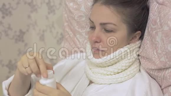 病妇躺在床上服用感冒药视频的预览图