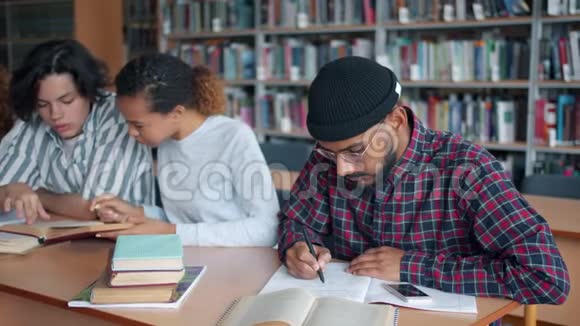 多种族的学生在图书馆学习写书说书视频的预览图