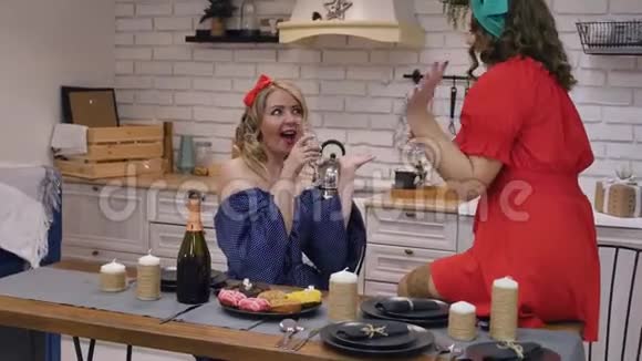 那些在厨房里喝酒的白人妇女的肖像两个女朋友玩得很开心视频的预览图