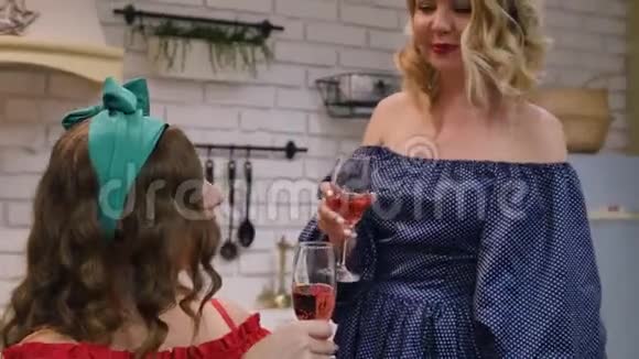 那些在厨房里喝酒的白人妇女的肖像两个女朋友玩得很开心视频的预览图