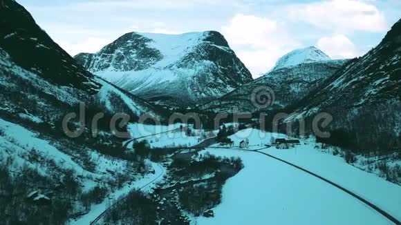 飞越河流在冬天的风景中在山上瓦尔达尔更多的奥格罗姆斯达尔挪威2019年4K视频的预览图